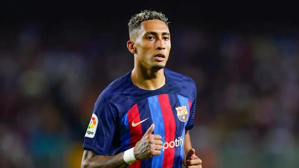 Jugador de Barcelona corriendo en el campo
