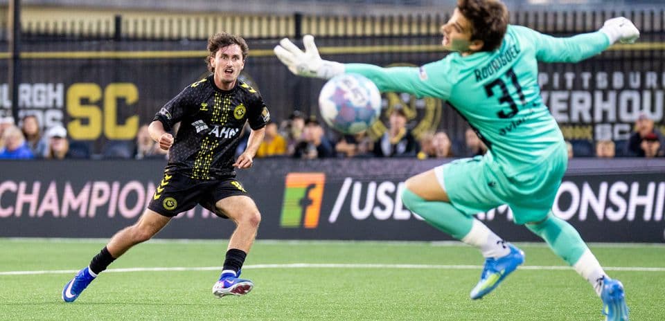 Jugador de Pittsburgh Riverhounds disparando a portería