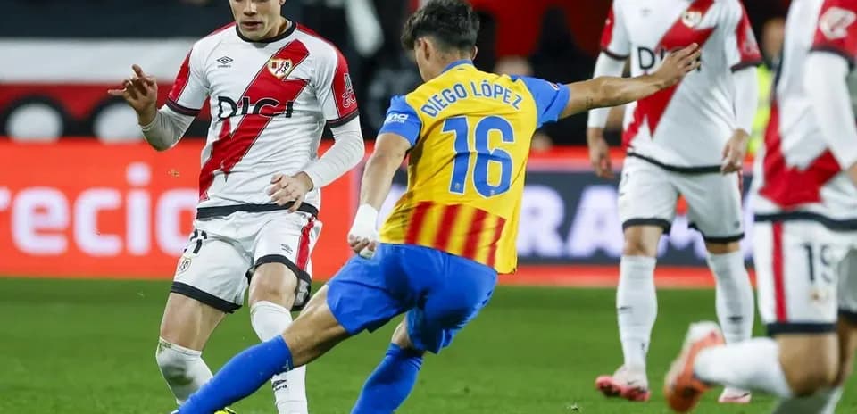 Diego López intentando quitar el balón a rival