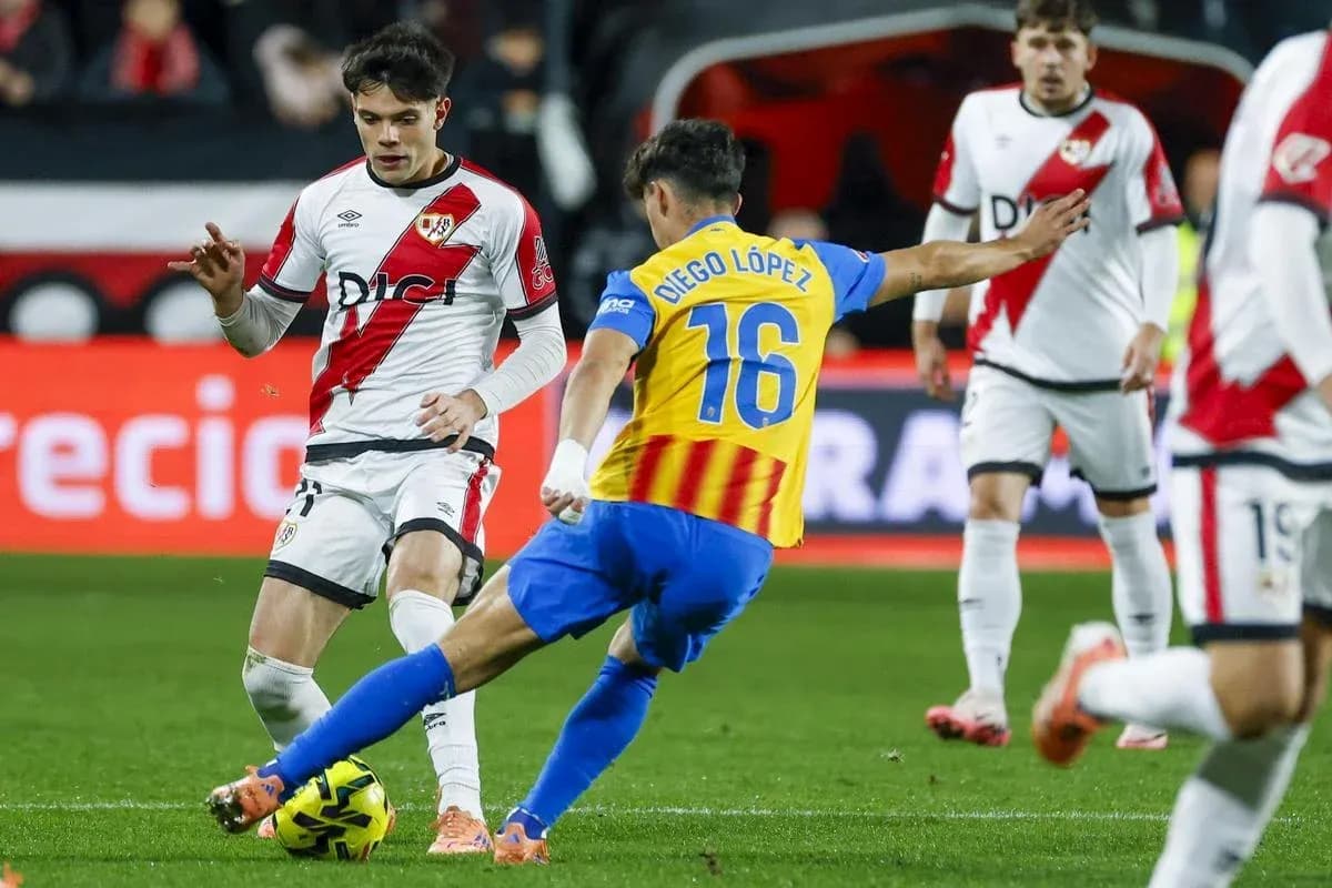 Diego López intentando quitar el balón a rival