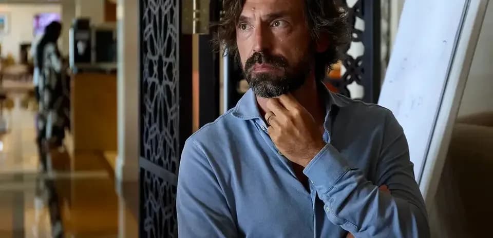 Hombre con camisa azul en un entorno interior
