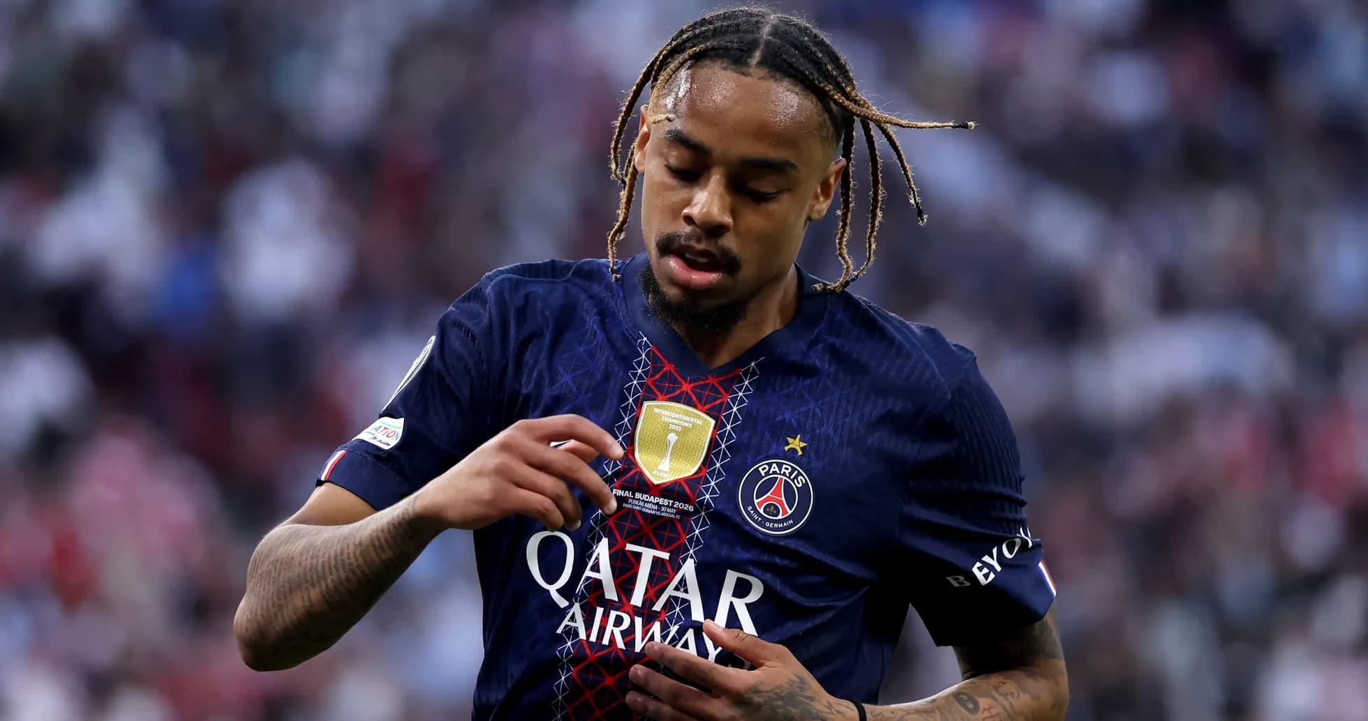 Jugador de PSG mostrando su medalla en el pecho