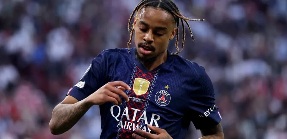 Jugador de PSG mostrando su medalla en el pecho