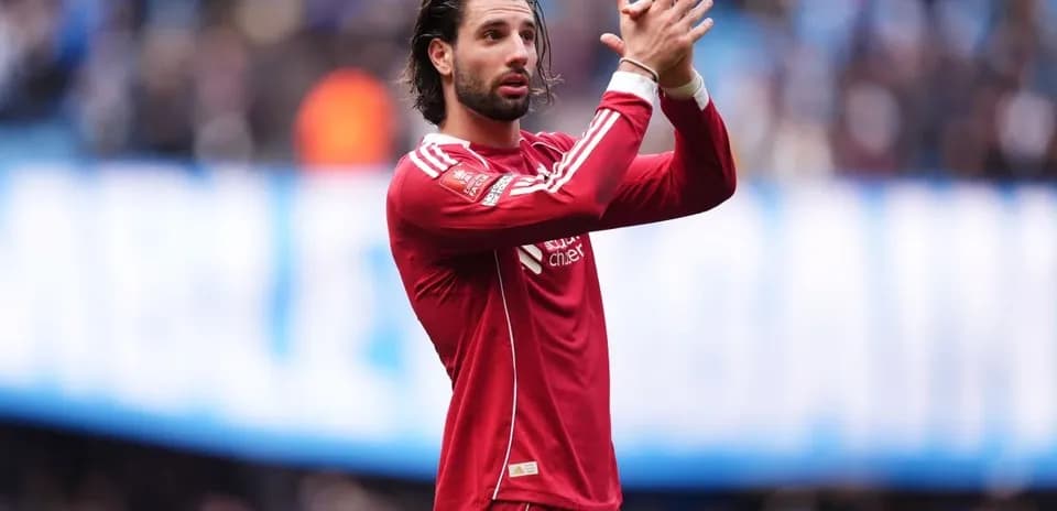 Jugador aplaudiendo en el campo durante partido