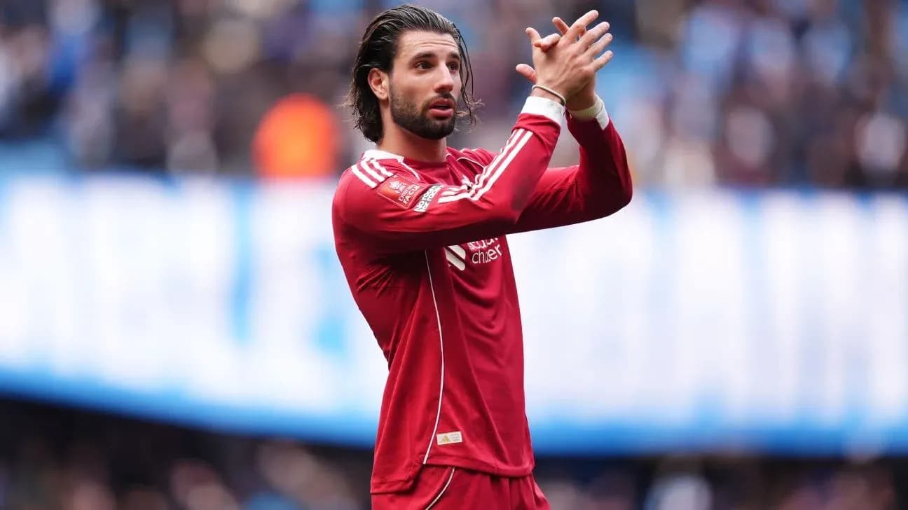 Jugador aplaudiendo en el campo durante partido