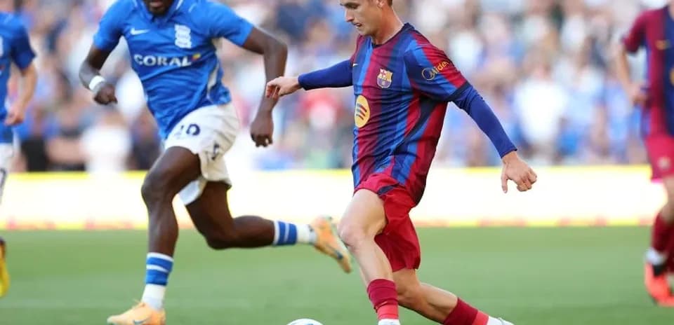 Jugador de Barcelona driblando ante defensa de Birmingham