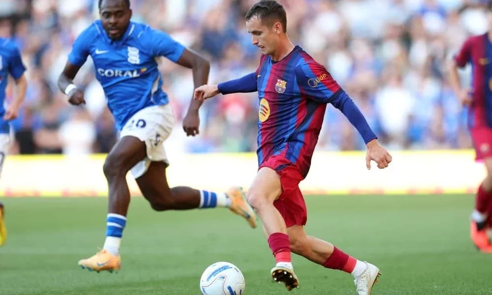Jugador de Barcelona driblando ante defensa de Birmingham