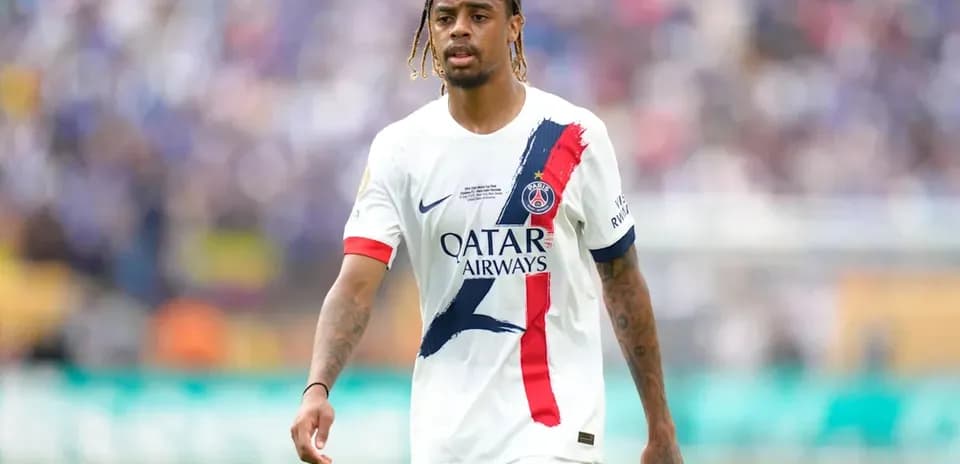 Jugador de PSG caminando en el campo de juego