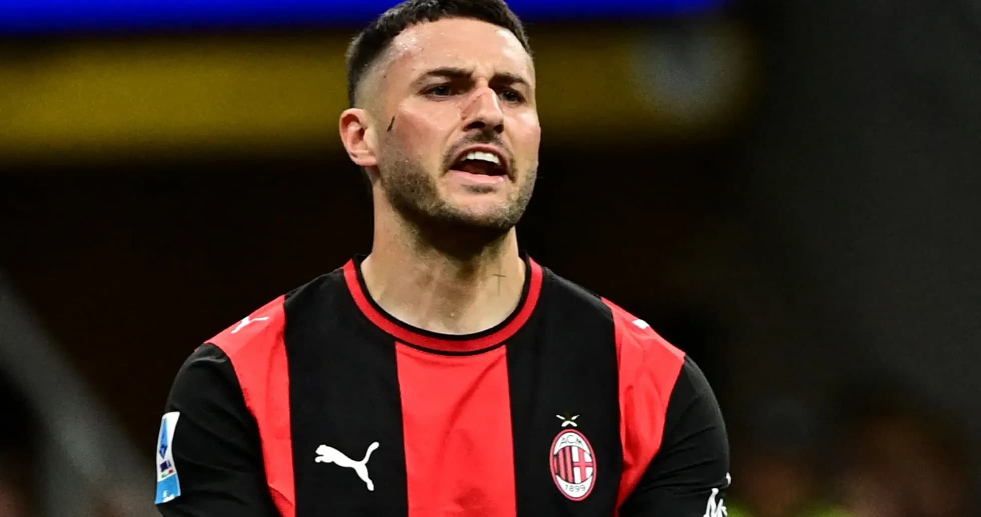 Jugador de AC Milan en acción durante un partido