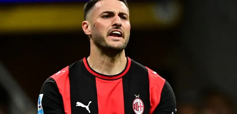 Jugador de AC Milan en acción durante un partido