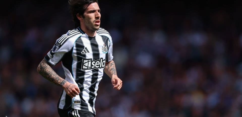 Jugador de Newcastle corriendo durante el partido