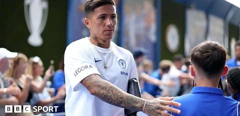 Jugador de Chelsea saludando a un aficionado
