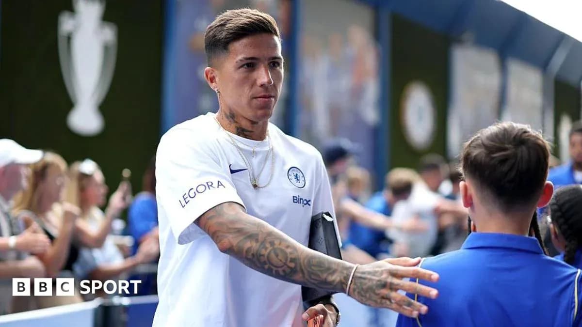 Jugador de Chelsea saludando a un aficionado