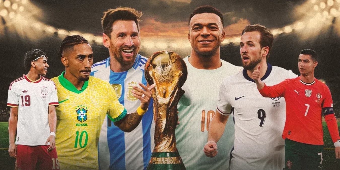 Jugadores destacados sosteniendo la Copa del Mundo