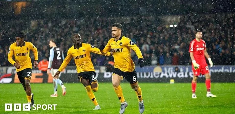 Jugador celebrando un gol bajo la lluvia