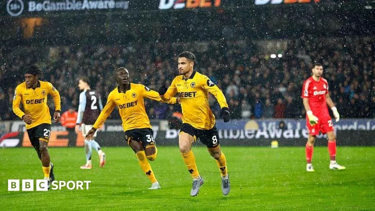 Jugador celebrando un gol bajo la lluvia