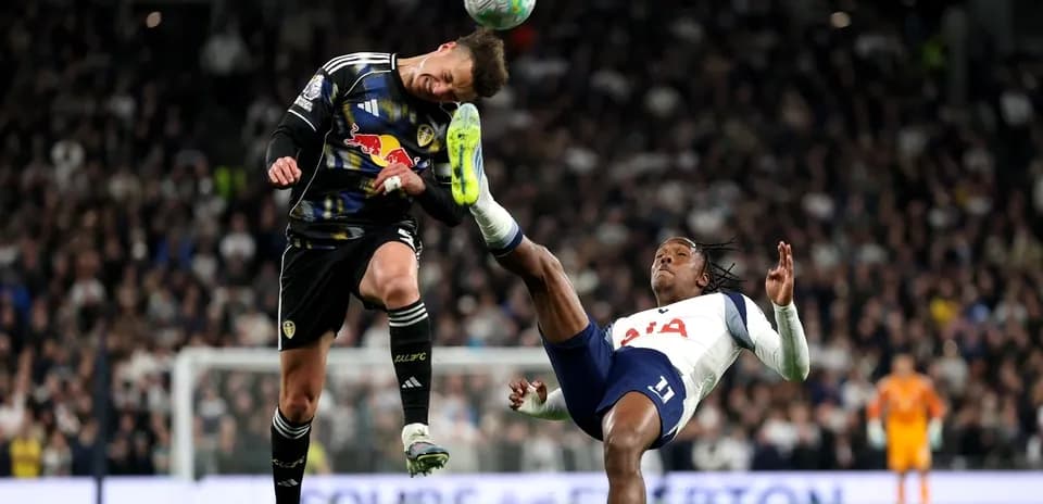 Portero de Leeds golpeando el balón en el aire
