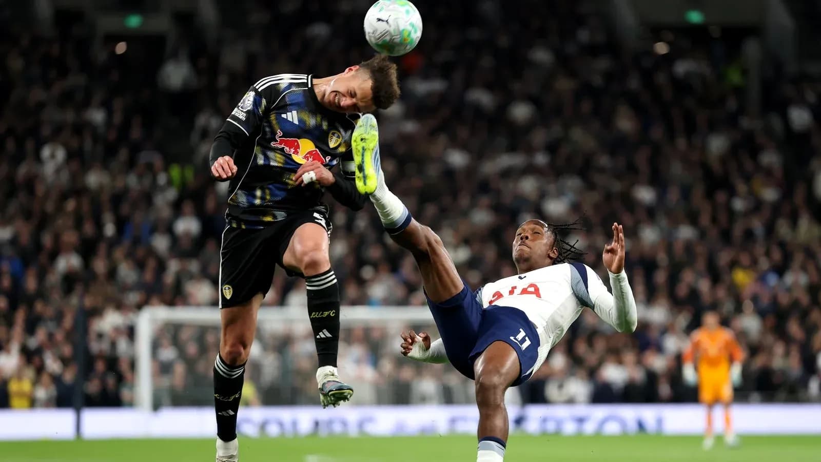 Portero de Leeds golpeando el balón en el aire