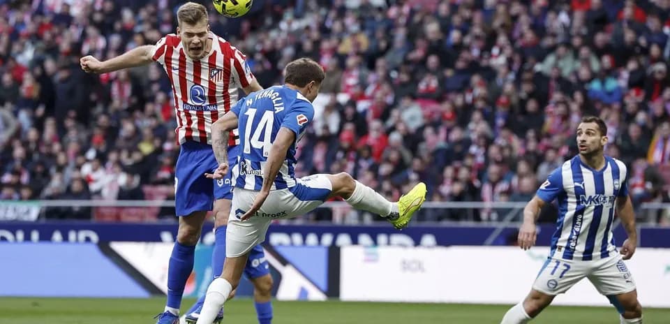 Jugadores de Alavés y Atlético en acción