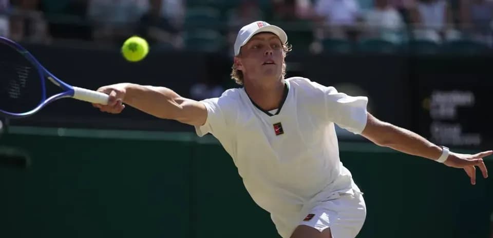 Jugador de tenis golpeando la pelota en Wimbledon
