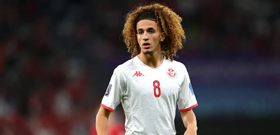 Jugador de Túnez con camiseta blanca en el campo