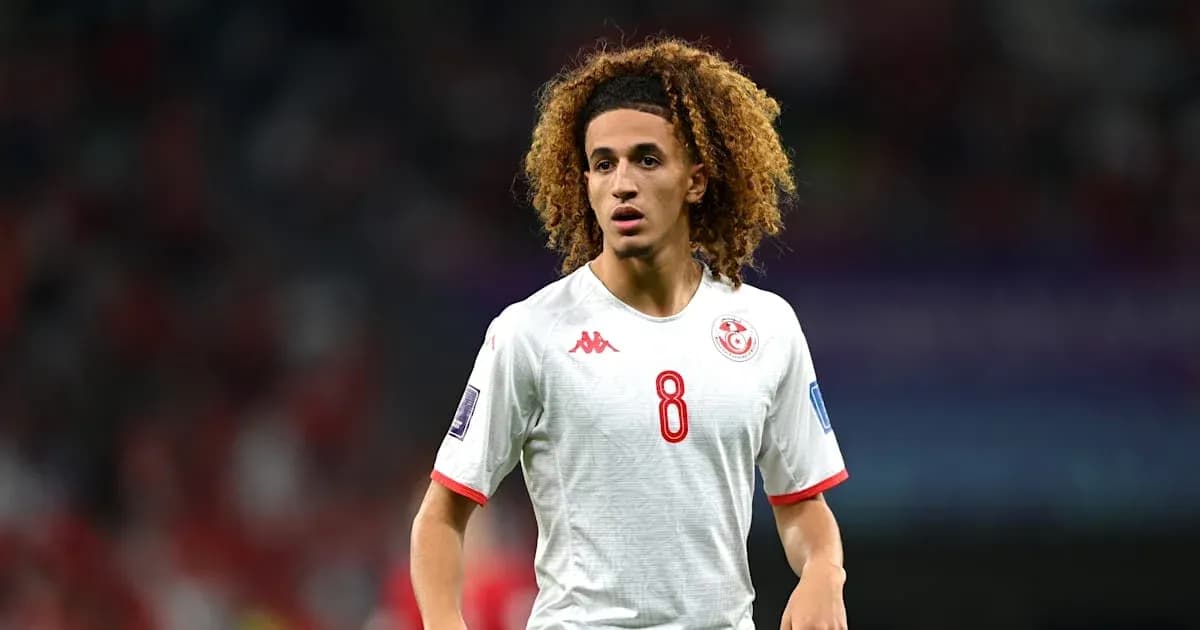 Jugador de Túnez con camiseta blanca en el campo