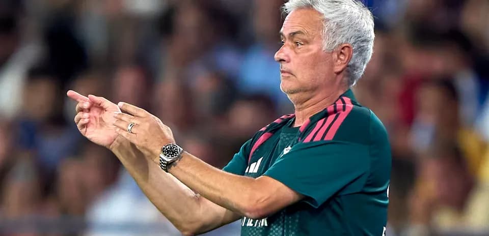 Entrenador dirigiendo instrucciones desde la línea de banda