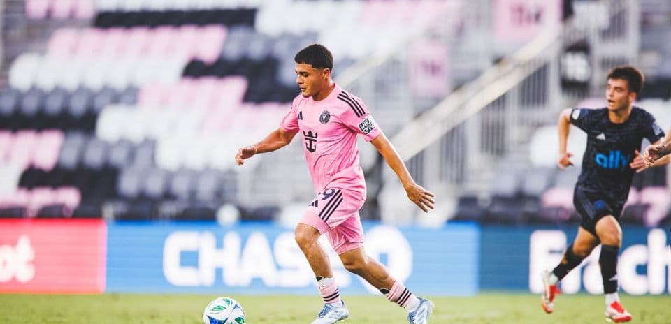 Jugador de Inter Miami II avanza con el balón