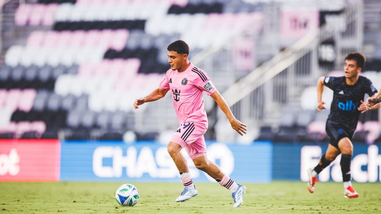 Jugador de Inter Miami II avanza con el balón