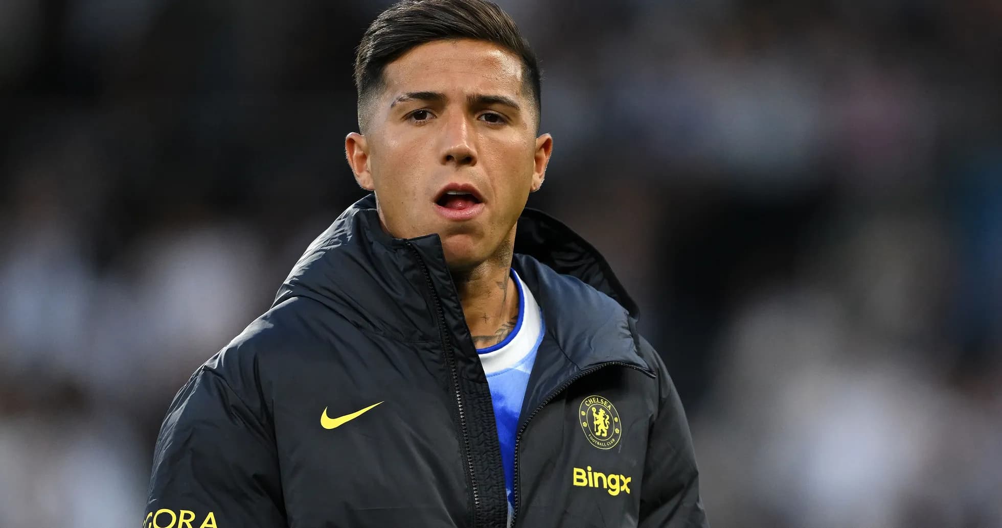 Jugador de Chelsea en el banquillo durante el partido