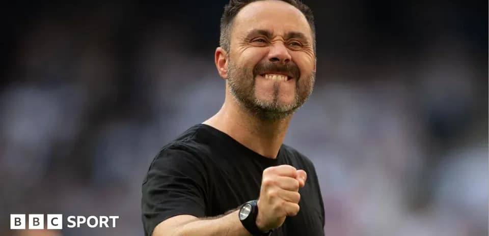 Entrenador celebrando con puño en alto