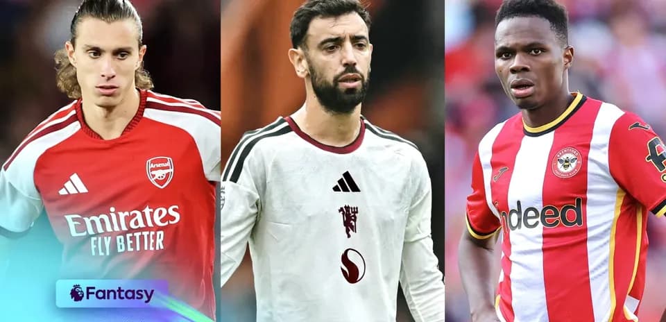 Tres jugadores de fútbol en sus uniformes de equipo