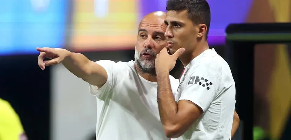 Entrenador dando instrucciones a jugador durante partido