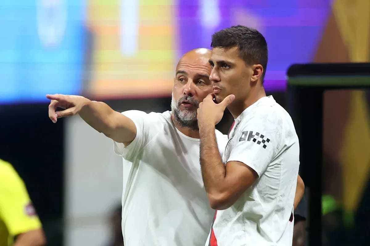 Entrenador dando instrucciones a jugador durante partido