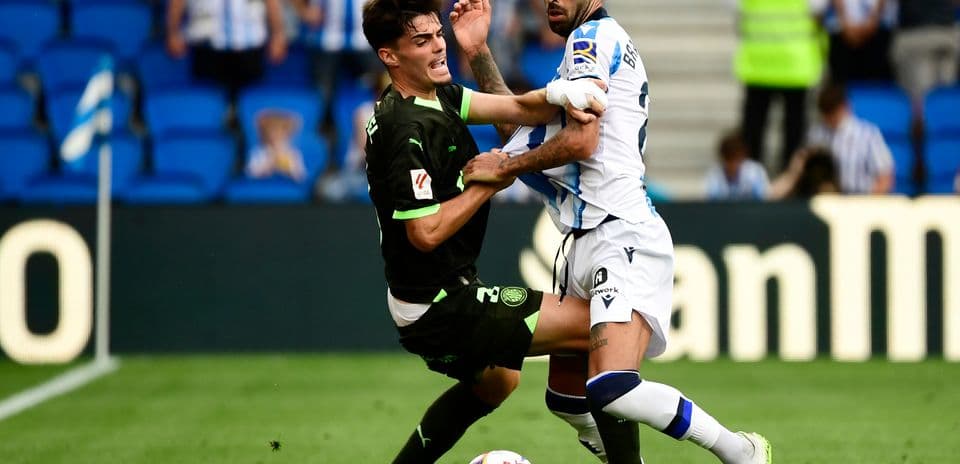 Jugadores de Girona y Real Sociedad en acción