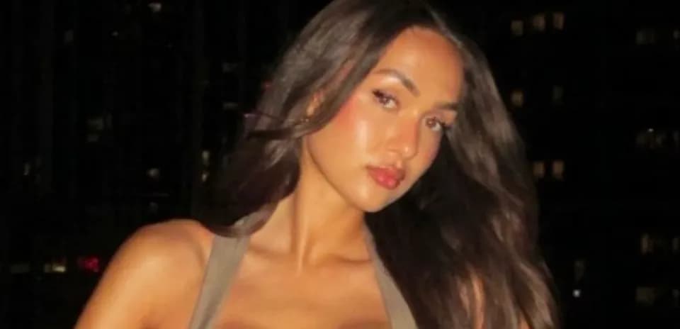 Mujer posando con cabello largo en fondo oscuro