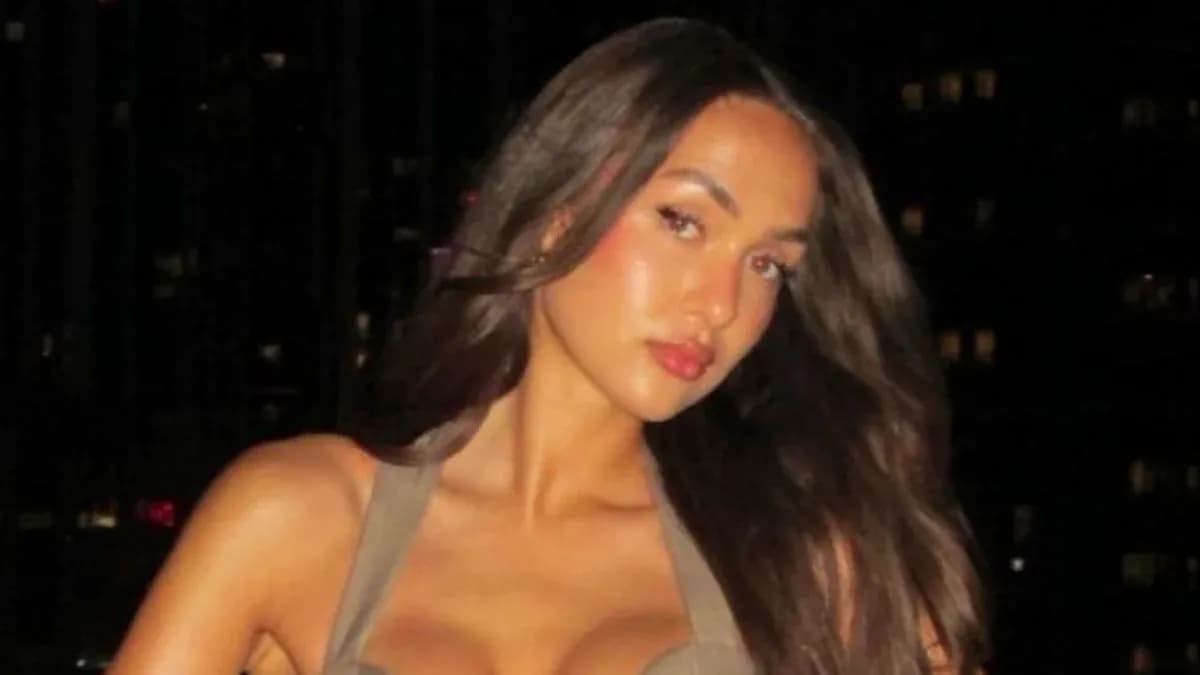 Mujer posando con cabello largo en fondo oscuro