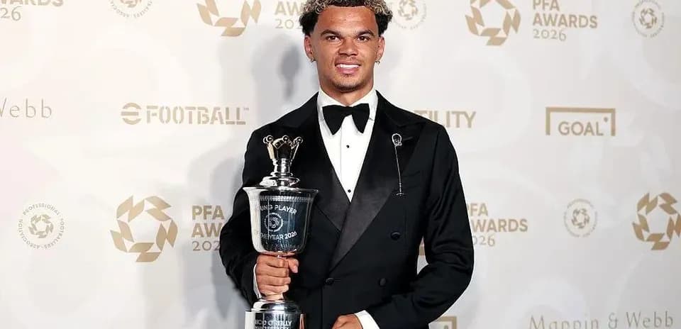 Jugador sosteniendo premio en ceremonia de entrega