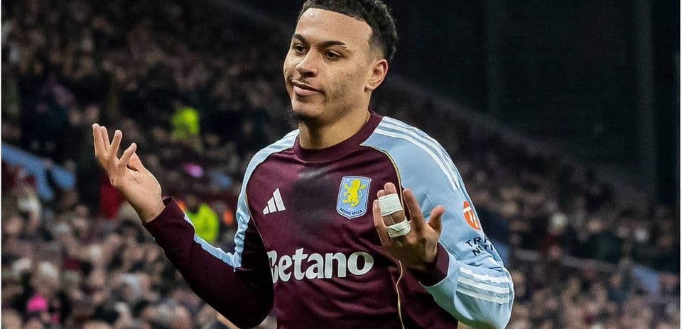 Jugador de Aston Villa gesticulando durante el partido