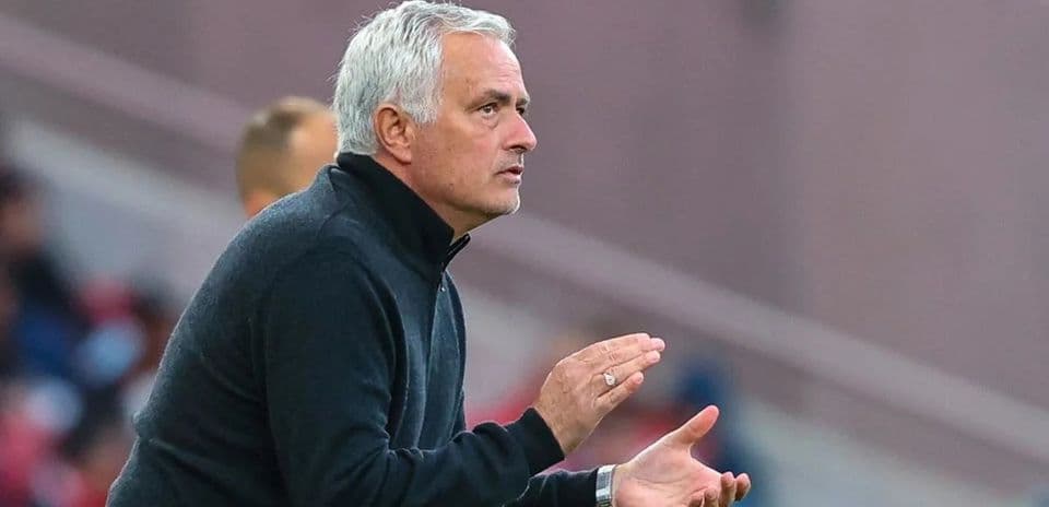 Entrenador dirigiendo a su equipo desde la línea lateral