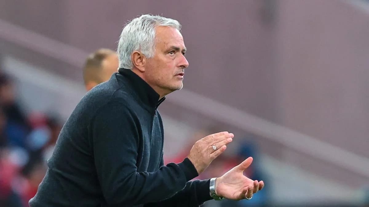 Entrenador dirigiendo a su equipo desde la línea lateral