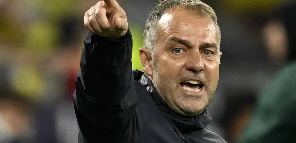 Entrenador dando instrucciones en el partido