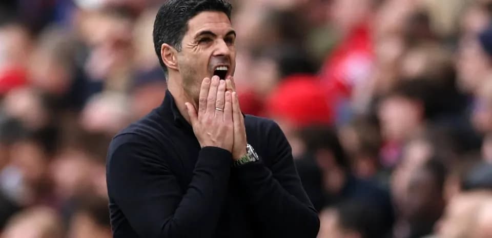 Entrenador gesticulando en la banda durante el partido