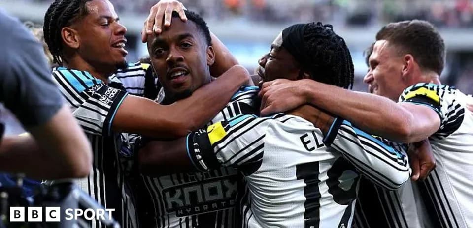 Jugadores de Newcastle celebrando un gol juntos