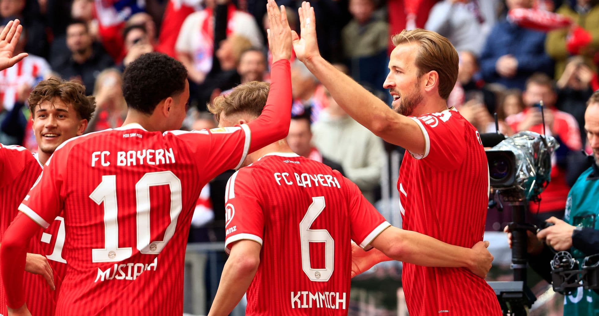 Jugadores de FC Bayern celebrando un gol juntos
