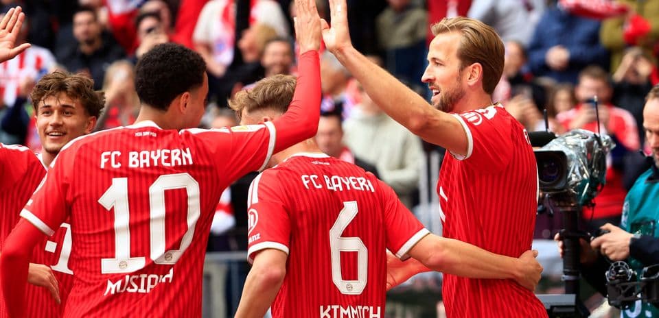 Jugadores de FC Bayern celebrando un gol juntos