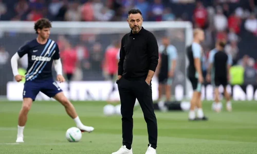 Entrenador observando calentamiento de jugadores en el campo