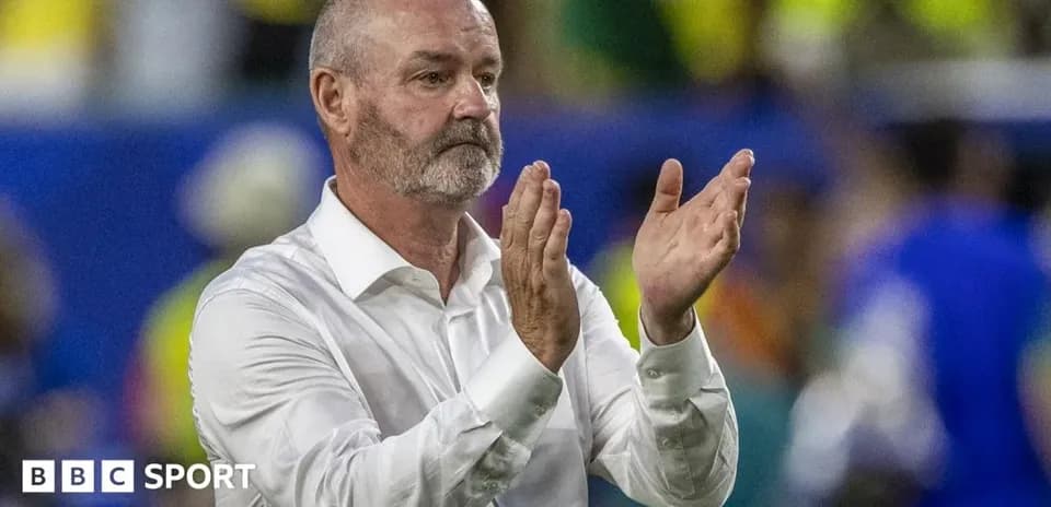 Entrenador aplaudiendo en el campo durante el partido