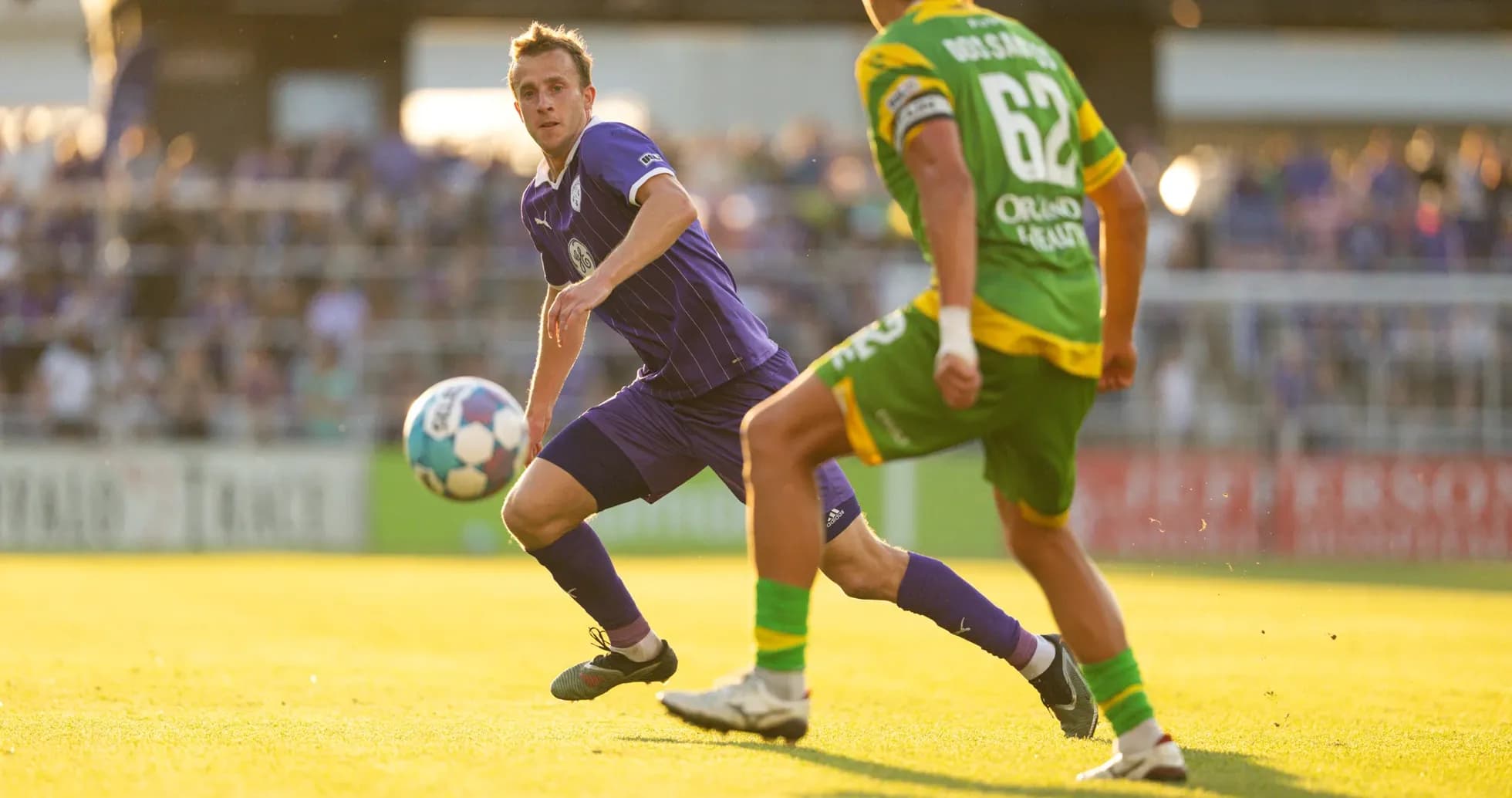 Jugador de Louisville City controlando el balón
