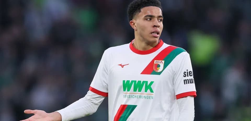 Jugador de fútbol en camiseta de Augsburg durante partido